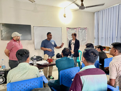 日本語学校で日本についてのレクチャー