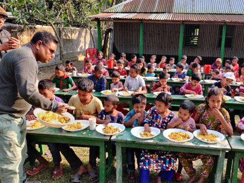 作ったビリヤニをみんなで食べる