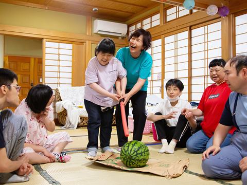 皆でスイカ割に挑戦
