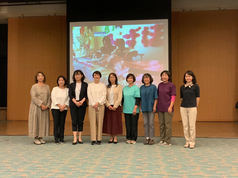 重度障がい者の子どもを持つ母親たちを支援する泰子さん（右から４番目）