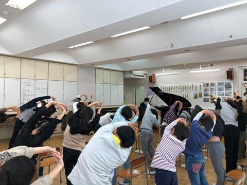 アーティストが学校へ事業