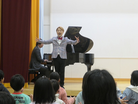 アーティストが学校へ事業