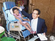 エチオピア　バハルダールにて車椅子を贈呈し家庭訪問