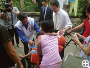 ベトナム赤十字が受けてとなり贈呈　ハノイ近郊で家庭訪問