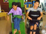 マレーシアの施設で日本から送った車椅子に乗る地元の少年とご子息
