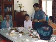 1999年2月、第1回ミャンマー眼科医療活動。眼科手術用顕微鏡、超音波白内障手術器械を、ヤンゴン眼科病院に寄贈。タン・アウン主任教授(立っている方）と医局で打ち合わせを行う。ミャンマーの眼科医数は約200名、基幹病院であるヤンゴン眼科病院には約50名の眼科医が在籍していた。