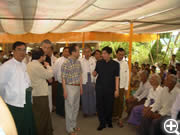 2008年5月、第18回ミャンマー眼科医療活動。マンダレー眼科病院で、保健省主催の無料眼科検診、無料白内障手術が行われた。6000名を超える患者さんが来て、ミャンマー眼科医12名と一緒に約400名の白内障手術を行った。
写真は、チョー・ミン保健大臣とともに術前の患者さんを回診しているところ