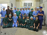 2012年10月、第22回ミャンマー眼科医療活動。超音波白内障手術、網膜硝子体手術、研修医のトレーニングが終わって、ヤンゴン眼科病院の医師、看護師、技術者と手術室前の廊下で記念撮影