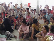 診察を待つ患者と親　ベトナム　ベンチェ省