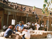 古い校舎を解体する作業を手伝う村人たち