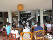 02 Sep. 2012 日本からの大学生にカフェの環境保全活動に講話