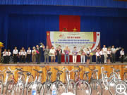 22 Aug. 2013 自転車引き渡し式典HoaVang地区200台