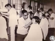 1969年 伯父の秋田忠氏と弟子たち