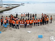 海水浴場砂浜清掃に集まるボランティアさんと　現地の説明の風景