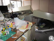 地震直後の高砂市民センター事務所の被災状況　事務所内の書棚が転倒し書類などが散乱した