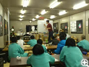 仙台から来ていただいたボランティアの講師と授業風景
