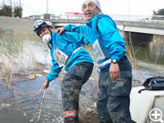 水が無く、どぶ川の水で顔を拭く