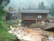 損壊した住宅。○印の小屋に住民を一時避難させ介助していた