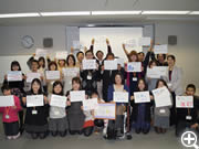 福岡にて　第二回小児がん経験者交流会　メッセージを掲げる参加者