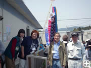 関本先生と。面瀬中学校仮設住宅にて春まつり開催