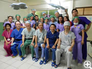 全ての手術が終了し、手術室のスタッフ全員と我々のスナップ。