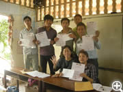 日本語能力試験合格おめでとう！認定書を手に記念撮影