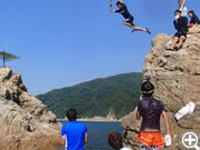 野菊荘　親子海水浴　岩場にて子どもたちの飛び込み挑戦の風景