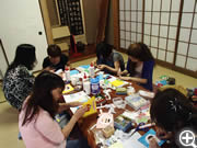 野菊荘　母親レクリエーションのコットン教室　布絵本作り作業風景