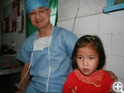 白内障キャンプでただ一人全身麻酔下で前の年に手術した女児。視力改善して一年後の訪問