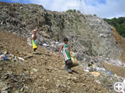 ゴミ山で働く子ども