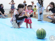 海水浴場にはすいか割りでしょ！