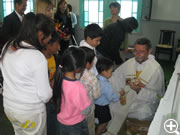 日系ペルー人の子供たちとイースターのお祝い