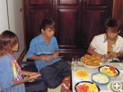 中本さん宅での子供達の食事風景