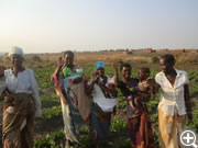 HIVと共に生きる女性、障害のある女性、貧しいシングルマザーの女性たちで畑で作物を育てています