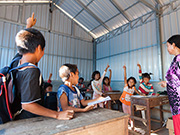カンボジアに建設した幼稚園で学ぶ子供たち