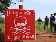地雷原、看板より向こう側に地雷が埋まっている（カンボジア）