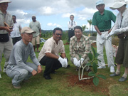 プルメリア8本パラオ大統領と記念植樹