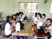 ベトナムフェアトレード事業にて寄付したミシンで縫製技術を学ぶシェルターの女児たち