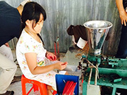 ベトナム障がい児支援事業にて自立に向けて線香を作成する技術を学ぶ様子