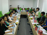 ベトナム奨学金支援事業にてベトナムの学生と日本の若者が交流する様子