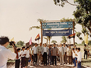 カンボジア　学校建設事業　地雷原の村に小学校支援　1992年