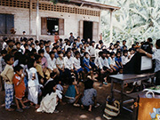カンボジア　移動図書館活動　地方の小学校での紙芝居　1994年