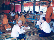 カンボジア　伝統文化復興支援事業　復刻した仏教書の贈呈　1998年