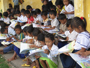 カンボジア　図書館活動　出版配布した絵本を読む子どもたち　2011年