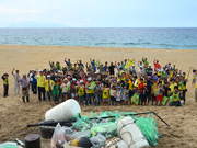 毎年世界環境デー_に１０団体上の協力を得て屋久島の人口の１．２％以上参加で浜の清掃を行っている