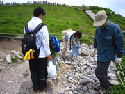 登山者が山頂まで石を運びます