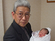 2009年3月　森﨑家の特別養子縁組赤ちゃん・長男の悠貴ちゃんを抱いて