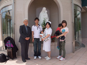 2013年5月　慈恵病院・マリア館前で、田尻由貴子・看護部長さんと共に。しかし、長男は、大むくれ。みんなの関心が「弟」に向けられ赤ちゃん返り