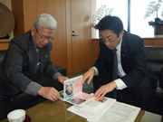2015年2月　塩崎厚労相に光文社新書を贈呈し、アルバムで赤ちゃん縁組例を大臣室で説明
