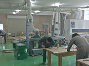 木工班：木工製品製造の様子